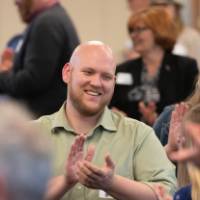 more people clapping